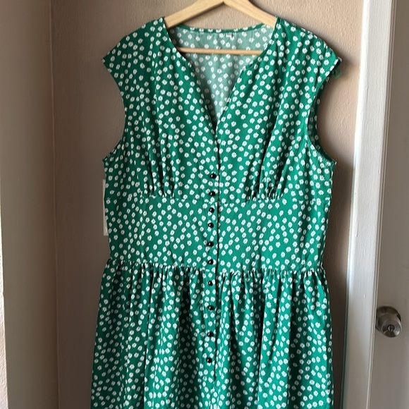 Plus Size Green Floral Dress - Picture 2 of 9